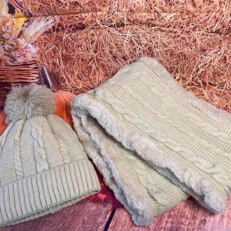womens Insulated cable knit hat & scarf set 1