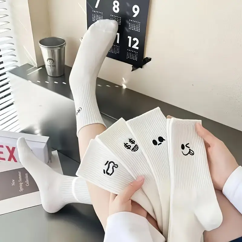 5 Pairs Unisex Cartoon Print Crew Socks, Casual Cute Comfy Breathable Socks for All Seasons, Women Socks for Daily Wear, Comfort Womenswear 5