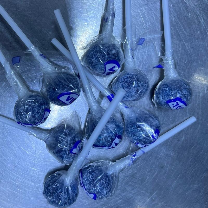 10 x Fizzy blue lollies, TEN LOLLIES, tongue painters lollipop, vegan, gluten free, dairy free, gelatine free, blue raspberry lollipop Dairy Free 4