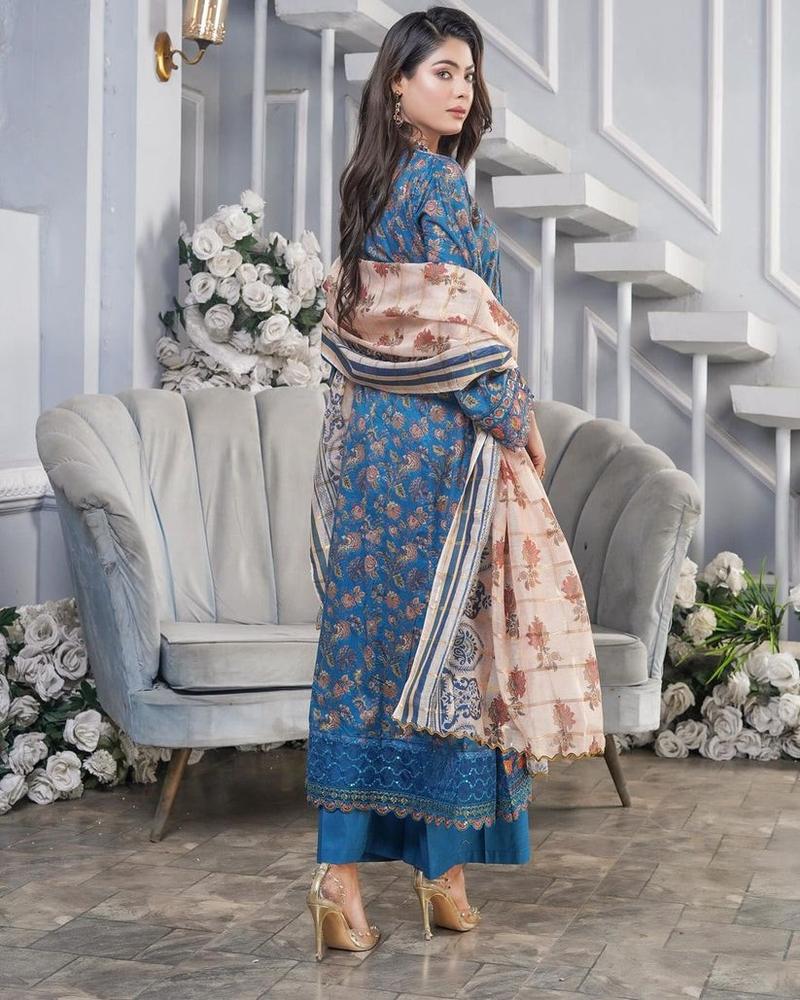 Product Introduction of Munira lawn suits Dress 5
