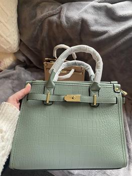 Product Review of Women's Fashionable Crocodile Embossed Tote Bag & Wallet & Clutch Bag, Large Capacity Pu Tote Bag with Shoulder Strap, Casual Trendy Versatile High-quality Daily Commuting  Bag Set from M**s V**y 2