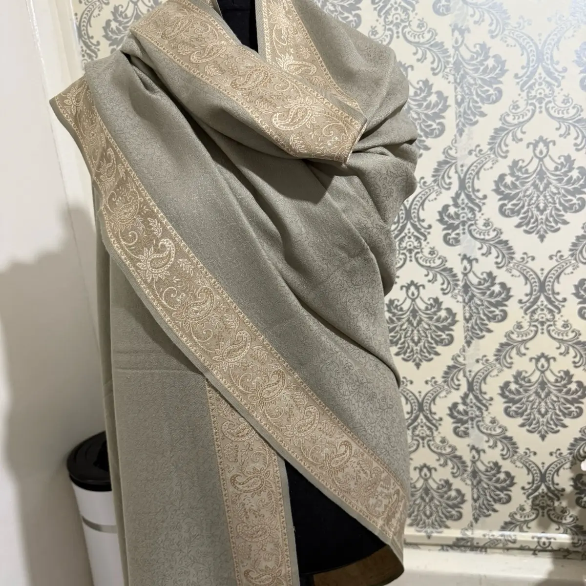 Beautiful high quality thick winter shawl four sided jacquard border 40/90 inches with tussles self printed
