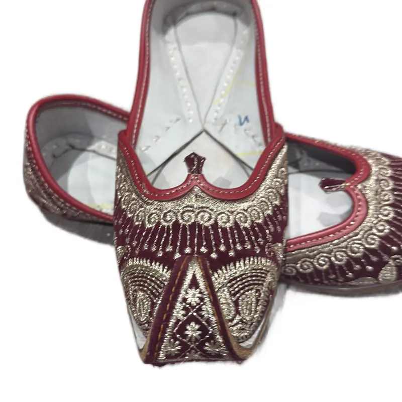 Women’s white and red Punjabi zurri jutti 1