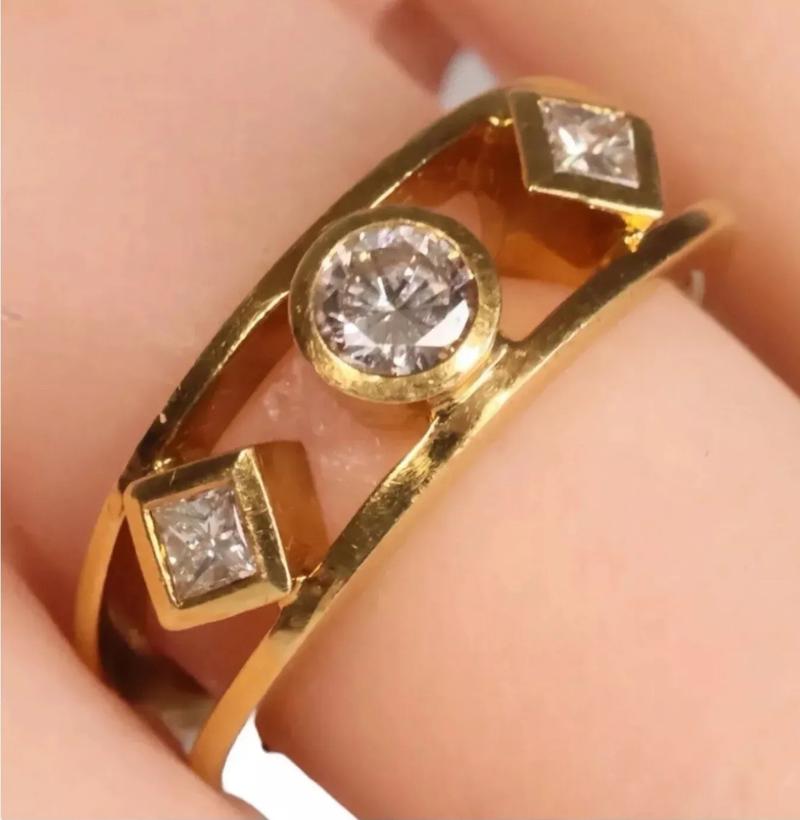 Product Introduction of Diamond Ring Size M Three Stone Brilliant Cut Diamond Tests 18ct Valuation £3400 30