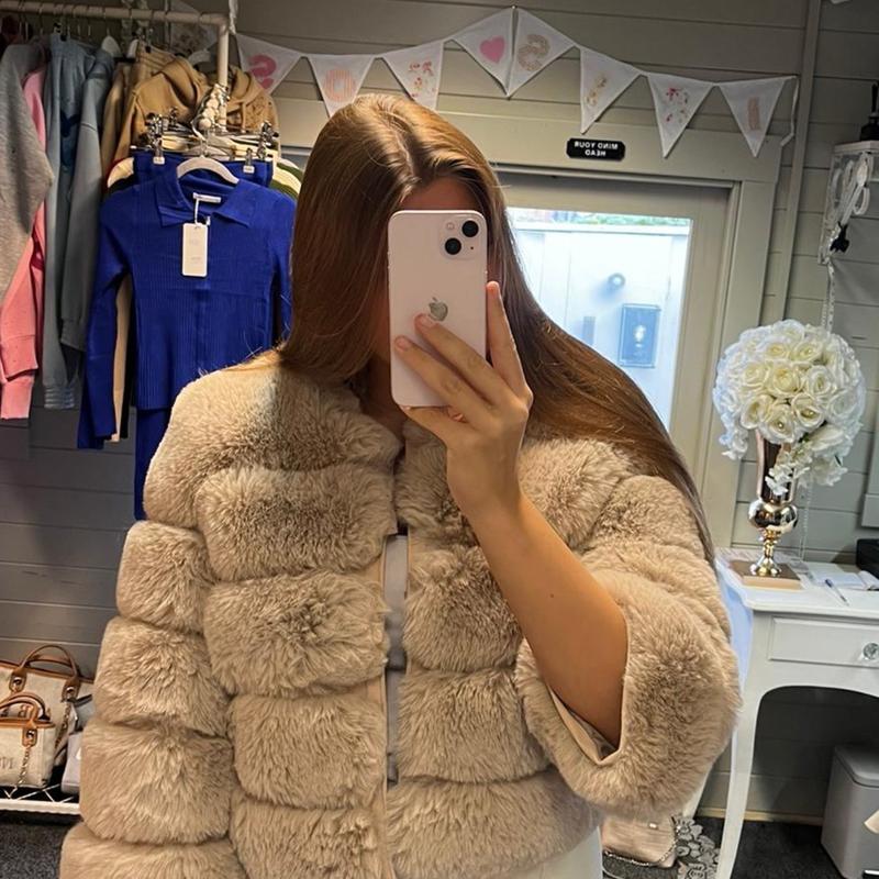 [IRIS ROSE BOUTIQUE] Premium Faux Fur Jacket - 4 Row Sleeve 3