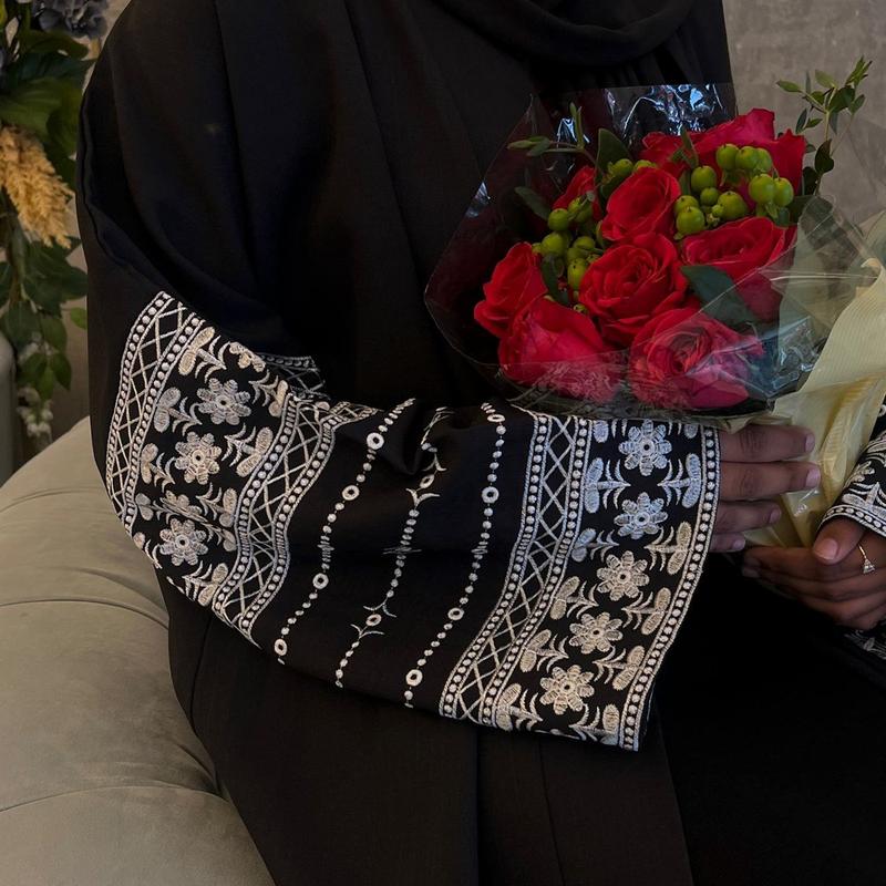 Product Introduction of 2024 New Fashion Simple Dubai Middle East Turkey Dubai Embroidery Elegant Cardigan Robe Muslim Dress Women open  abayas 3