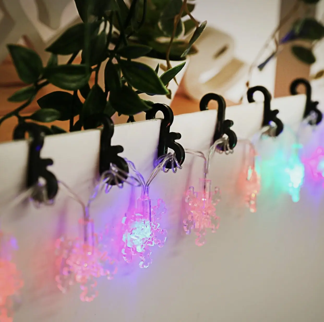 New Mini Gutter Hanging Hook Clip for Outdoor Christmas Decorations with Icicle Fairy Lights - Plastic Material
