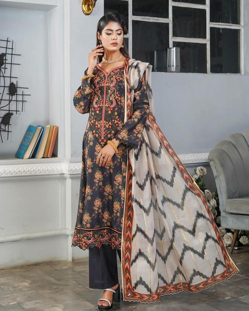 Product Introduction of Munira lawn suits Dress 14