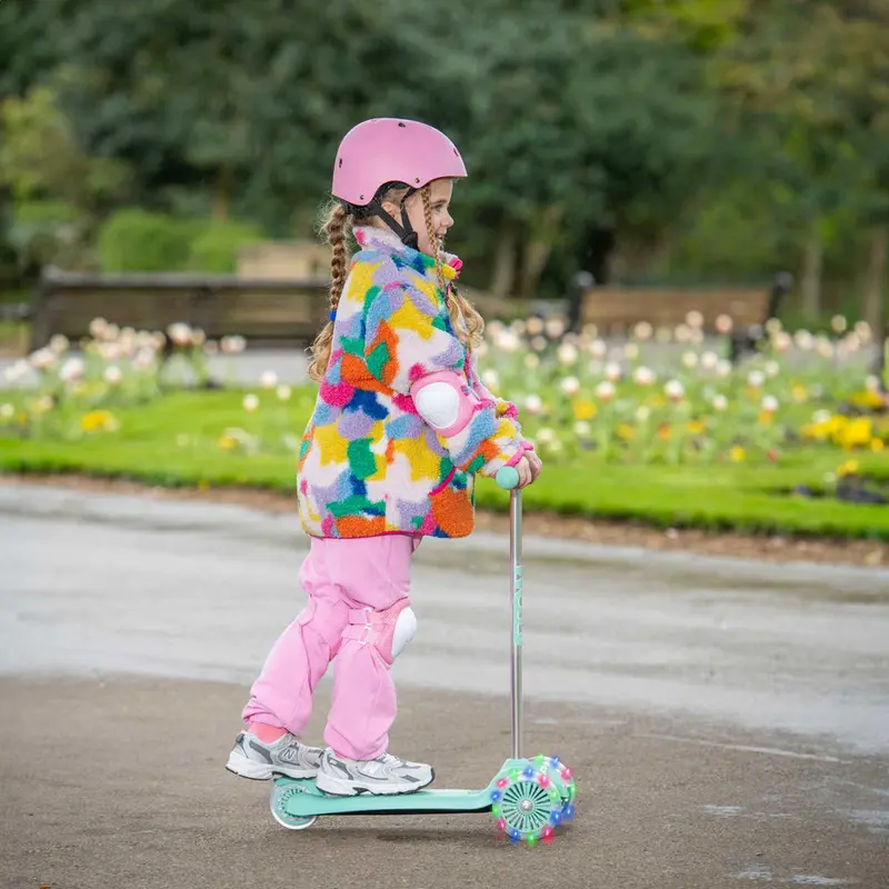 ATOM Light-Up Move 'N' Groove Scooter - Green 2