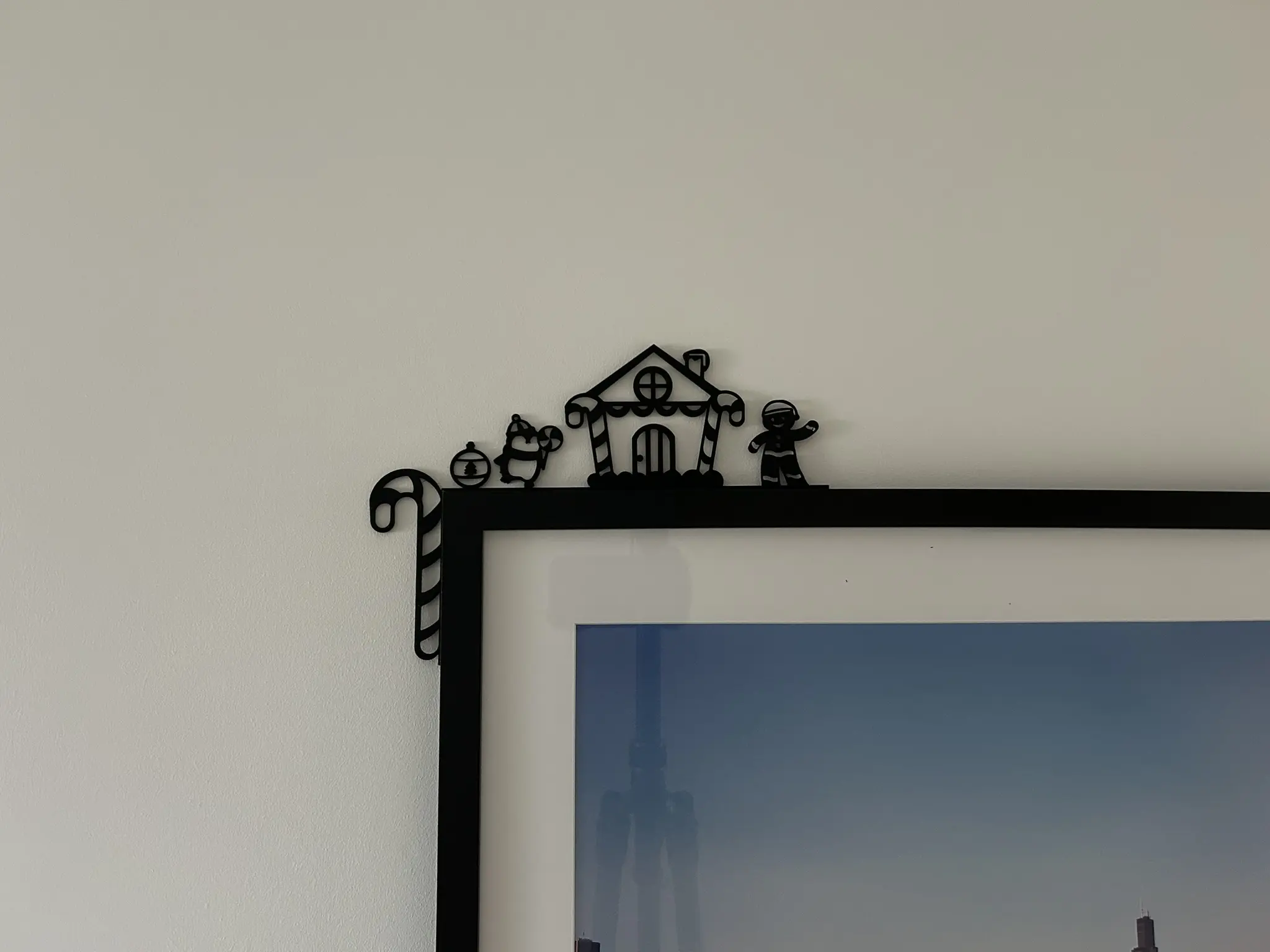 Festive Holiday Door Frame Accent - 3D Printed Gingerbread Man Door Corner Decor with House and Friend Decoration Gift Lightweight Plastic Room Ornaments