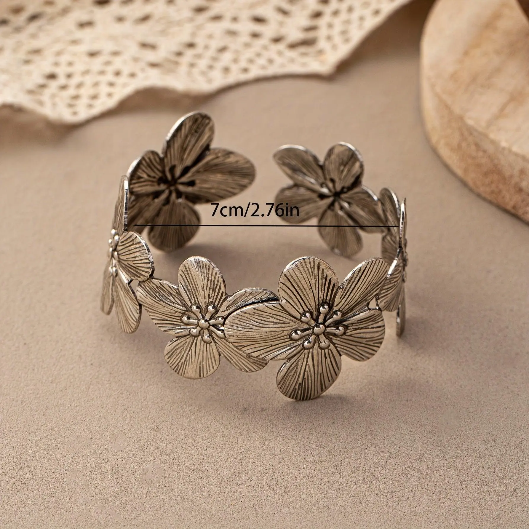 Bohemian Style Bracelet With Retro Texture And Fashionable Floral Design