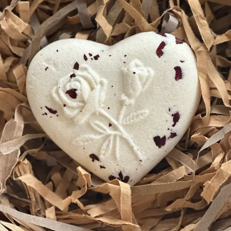 Winter rose and pink pepper moisturising heart bath plaque with rose detail and real rose petals Moisturizing Scent Comfort Body Care 1