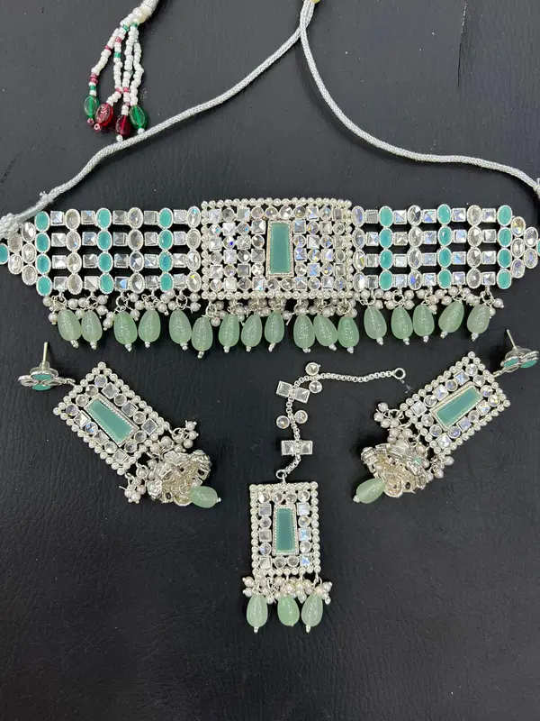 Beautiful and Elegant Fershi Kundon Choker Set 1