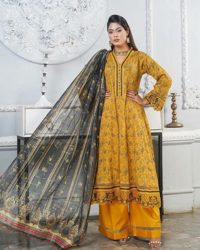 Product Introduction of Munira lawn suits Dress 11