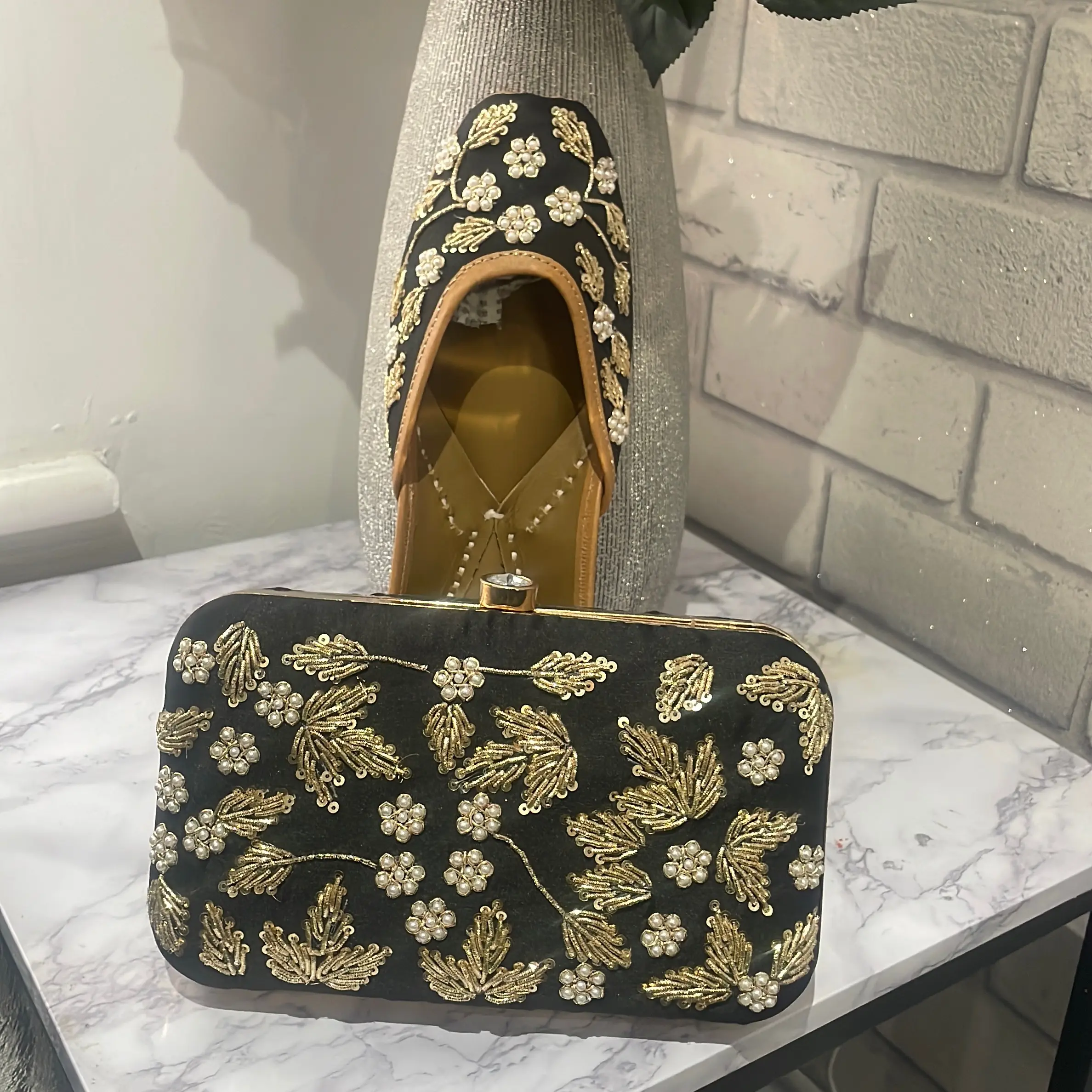 Women’s Purse and jutti Bundle black and gold