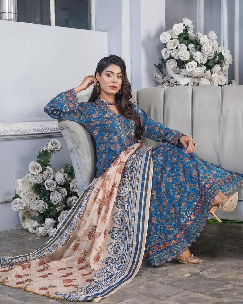 Product Introduction of Munira lawn suits Dress 6