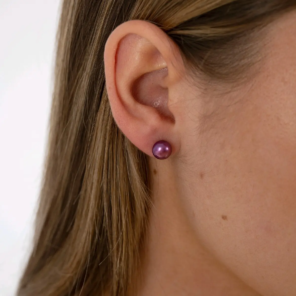 the Queens Glow Earrings studs