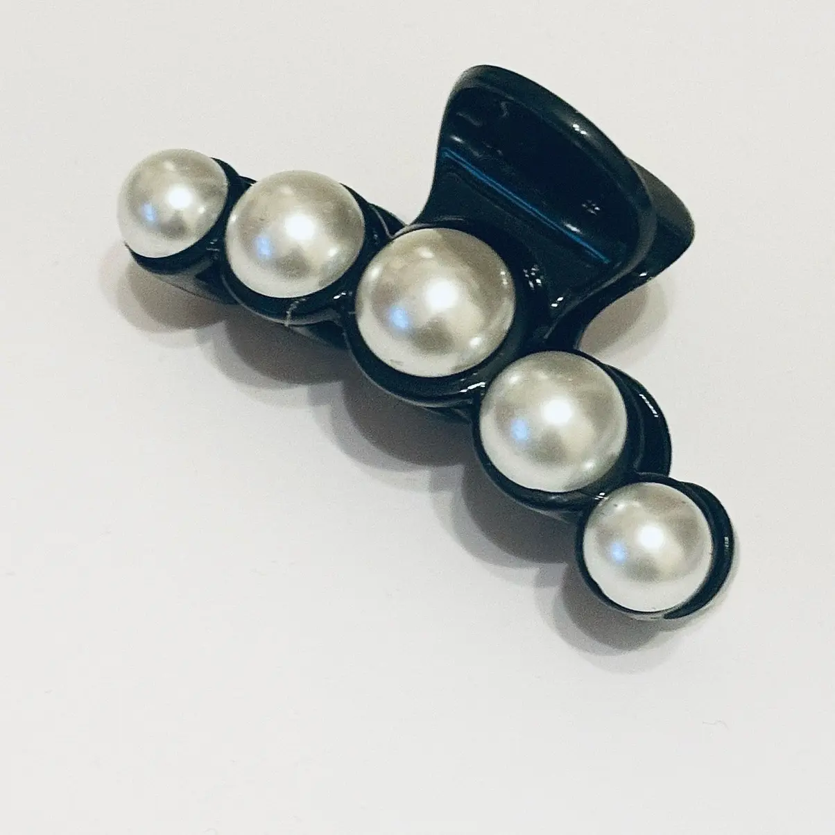 Hair claw clip with pearls