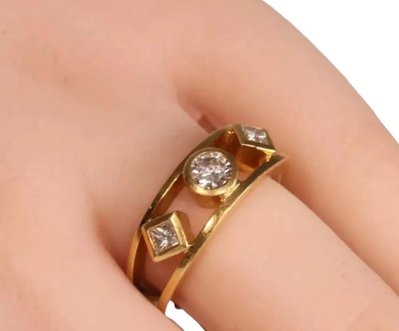Product Introduction of Diamond Ring Size M Three Stone Brilliant Cut Diamond Tests 18ct Valuation £3400 31