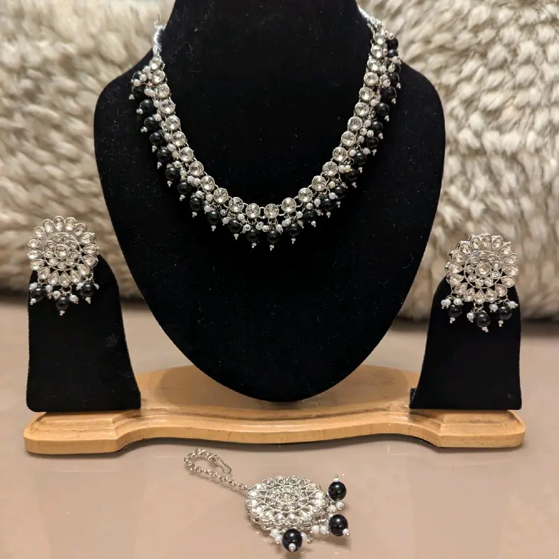 Beautiful Neckline and Studs Earrings Jewellery Tikka Set for Women 4