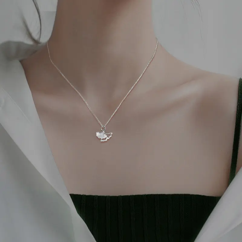 Small leaf necklace accessories suitable for women's gifts