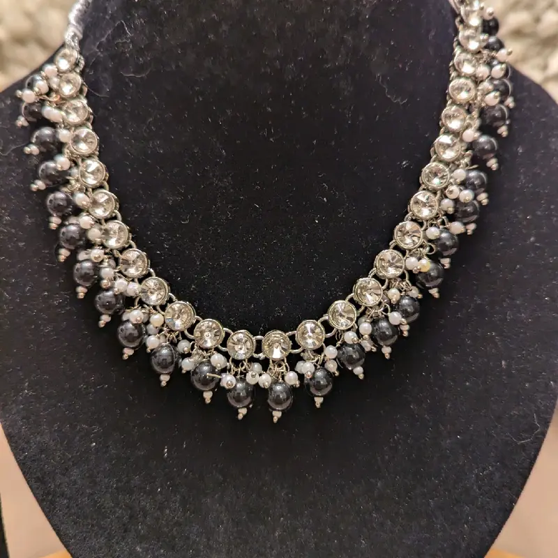 Beautiful Neckline and Studs Earrings Jewellery Tikka Set for Women 5