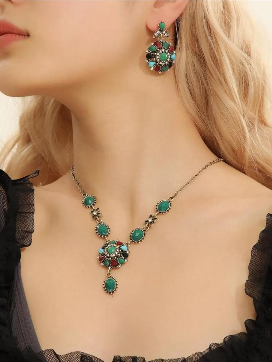 Stunning Antique Rhinestone Coloured Round Décor Jewellery Set - Necklace and Earrings for Women