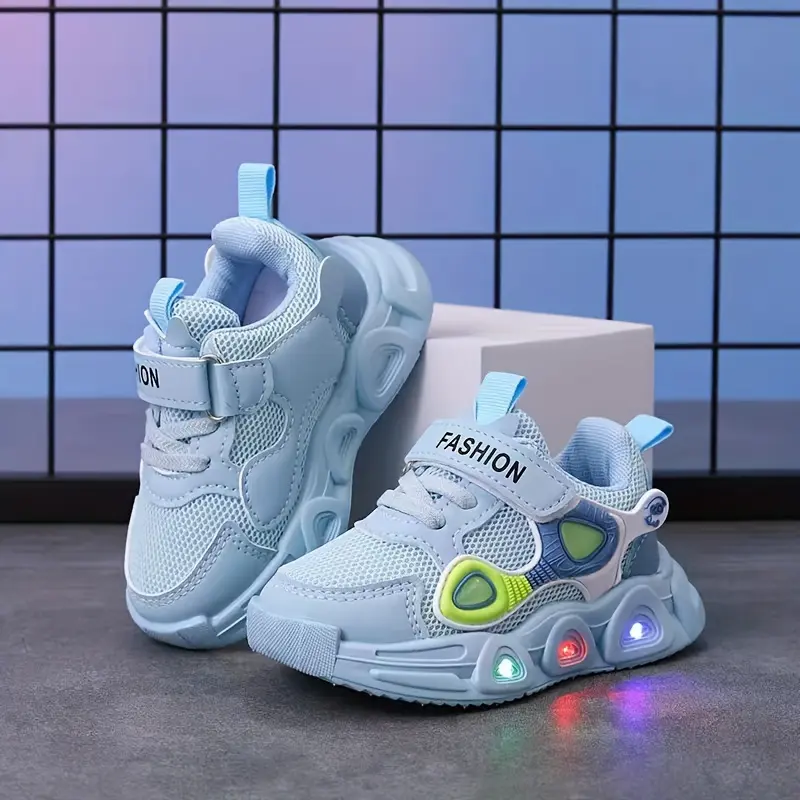 New Spring And Autumn Light-Up Mesh Shoes for Boys And Girls, Soft-Soled Casual Sports Shoes. 1