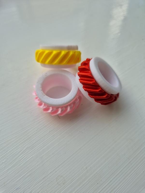 colourful playful fidget ring to cure boredom and relieve stress 2024 sensory trending craze fidgettoy adults 8