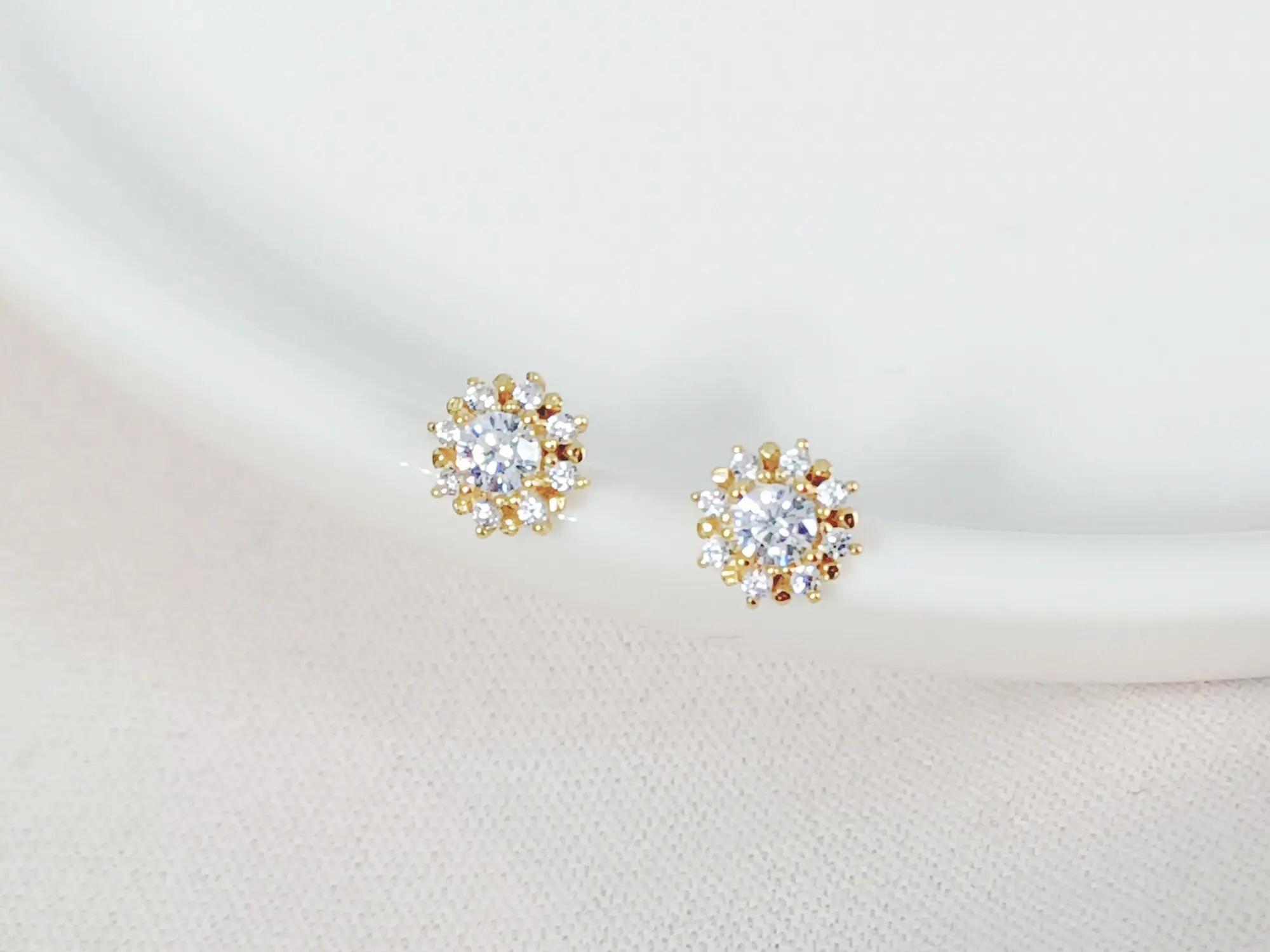 14k Solid Gold Mid Century Flower Stud Earrings
