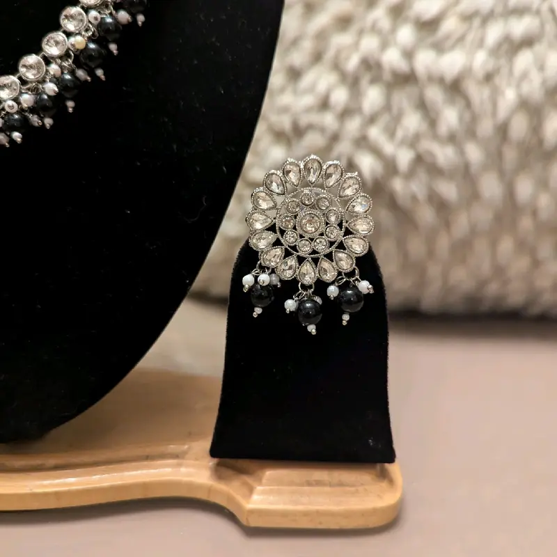 Beautiful Neckline and Studs Earrings Jewellery Tikka Set for Women 6