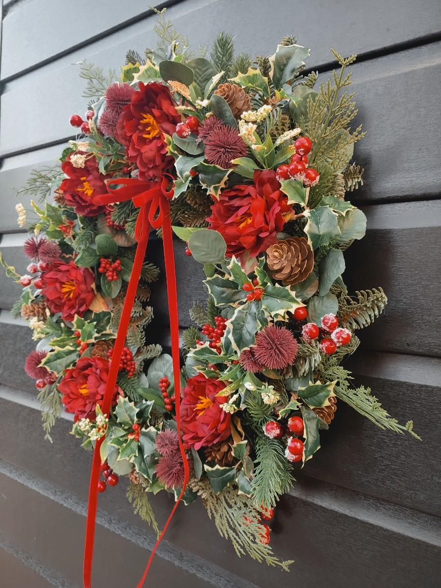 Traditional style faux Christmas wreath with red ranunculus flowers 77682a01a3a541e2a64437cd9e0a3cfb~tplv tulkllf4y5 origin jpeg