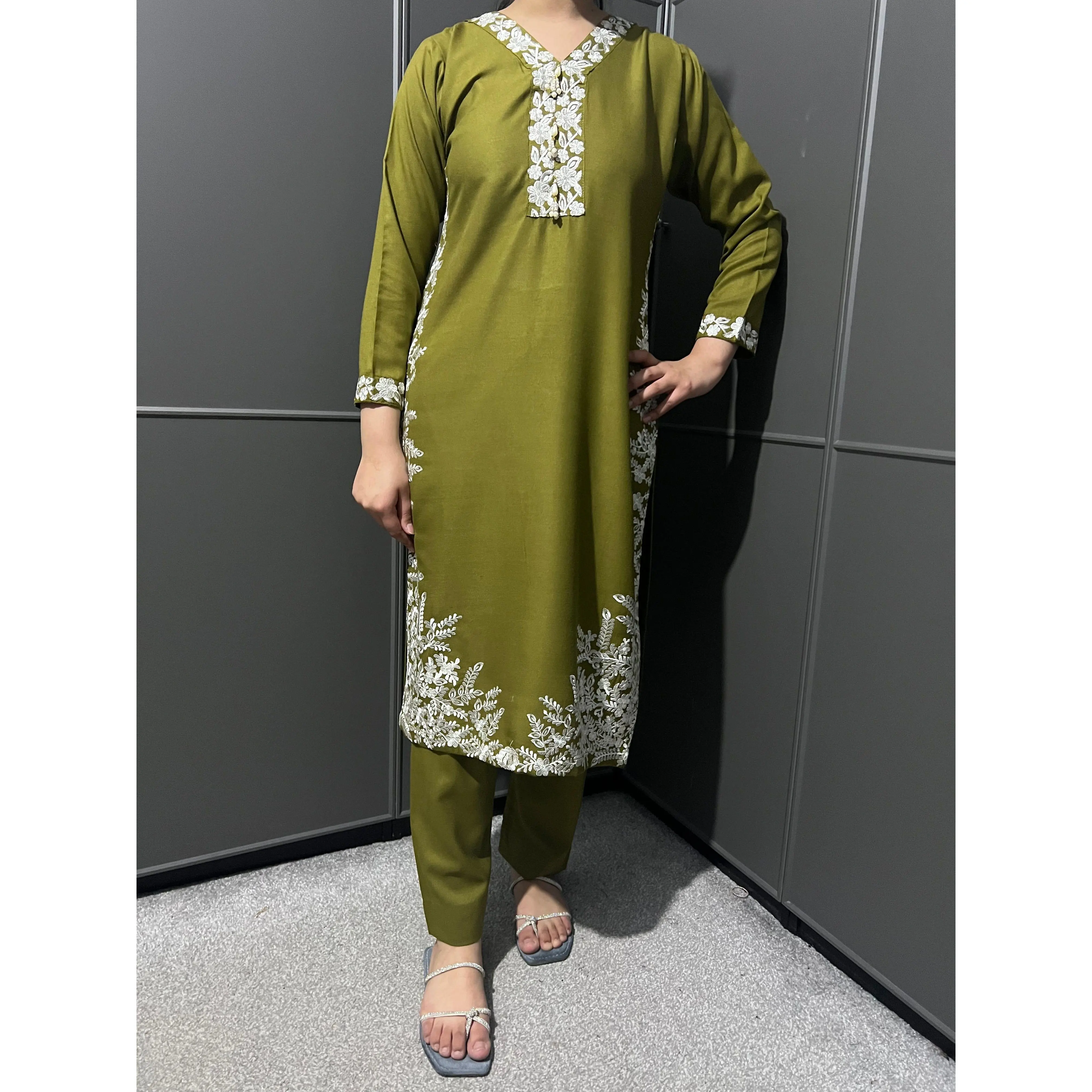 D-7 Embroidered  2 Piece Winter Dhanak  Outfit