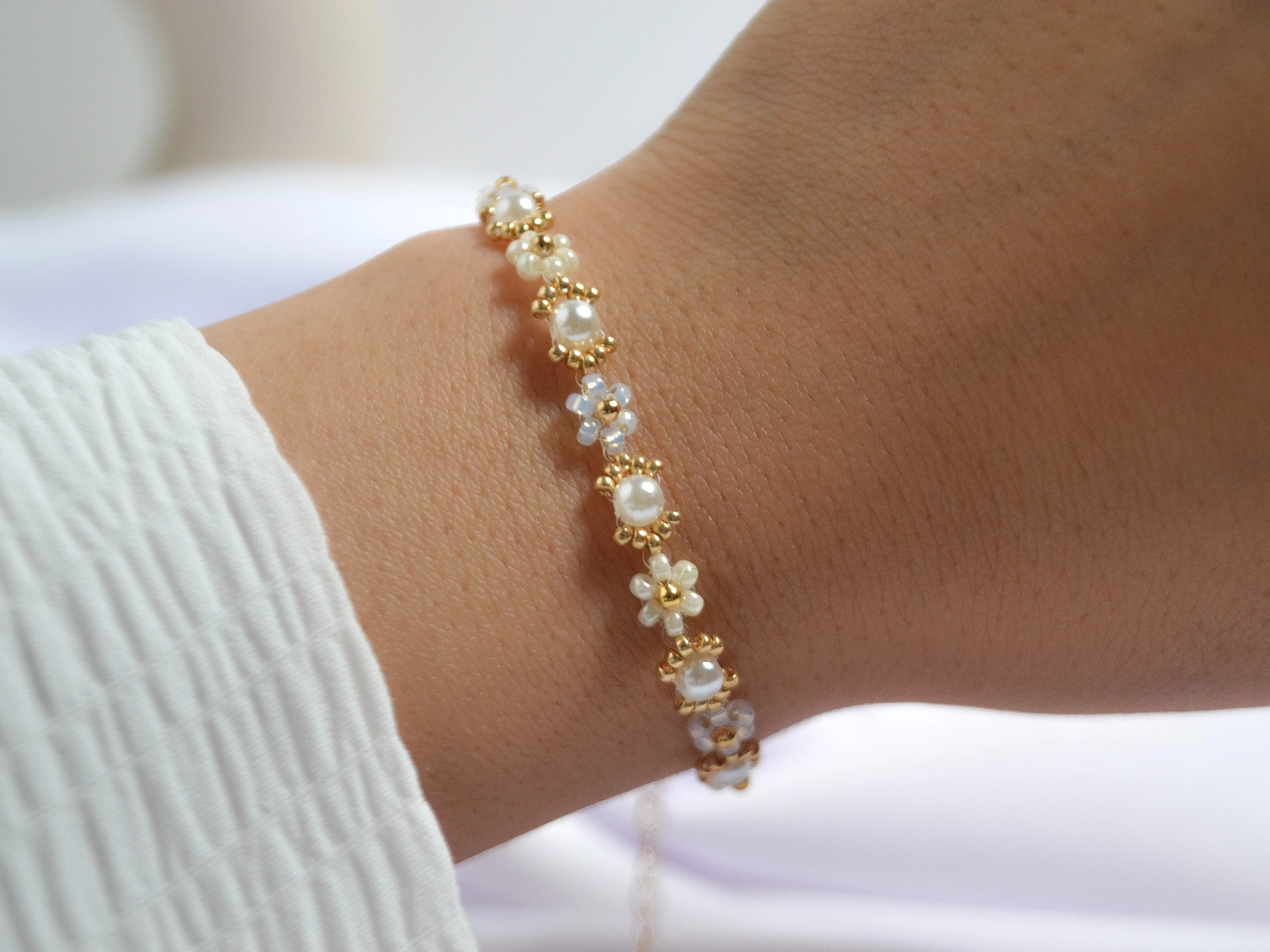 Pearl Daisy Bracelet, Handmade Pearl White Beaded Flower Bracelet, Daisy Bracelet, Pink Floral Bracelet, Dainty Flower Bracelet, Handmade Jewellery, Gift for Her, Birthday Gift, FREE GIFTS INCLUDED