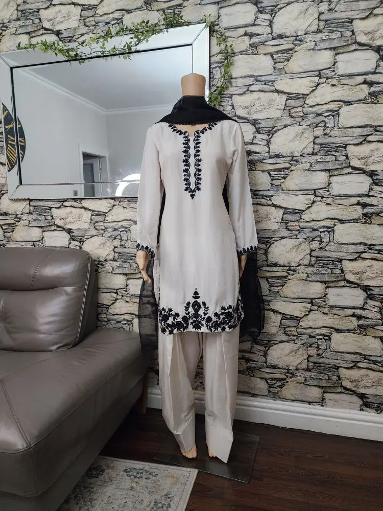 Product Introduction of farshi Shalwar kameez Eid 2025 collection Traditional Clothes Long Sleeve Silk Embroidered Soft Small Medium large 3