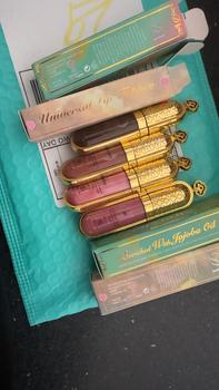 Product Review of The Dolls House Cosmetics Dare to Dream Lip Gloss – high-shine, non-sticky formula for smooth, hydrated, and glossy lips. from K**y 0