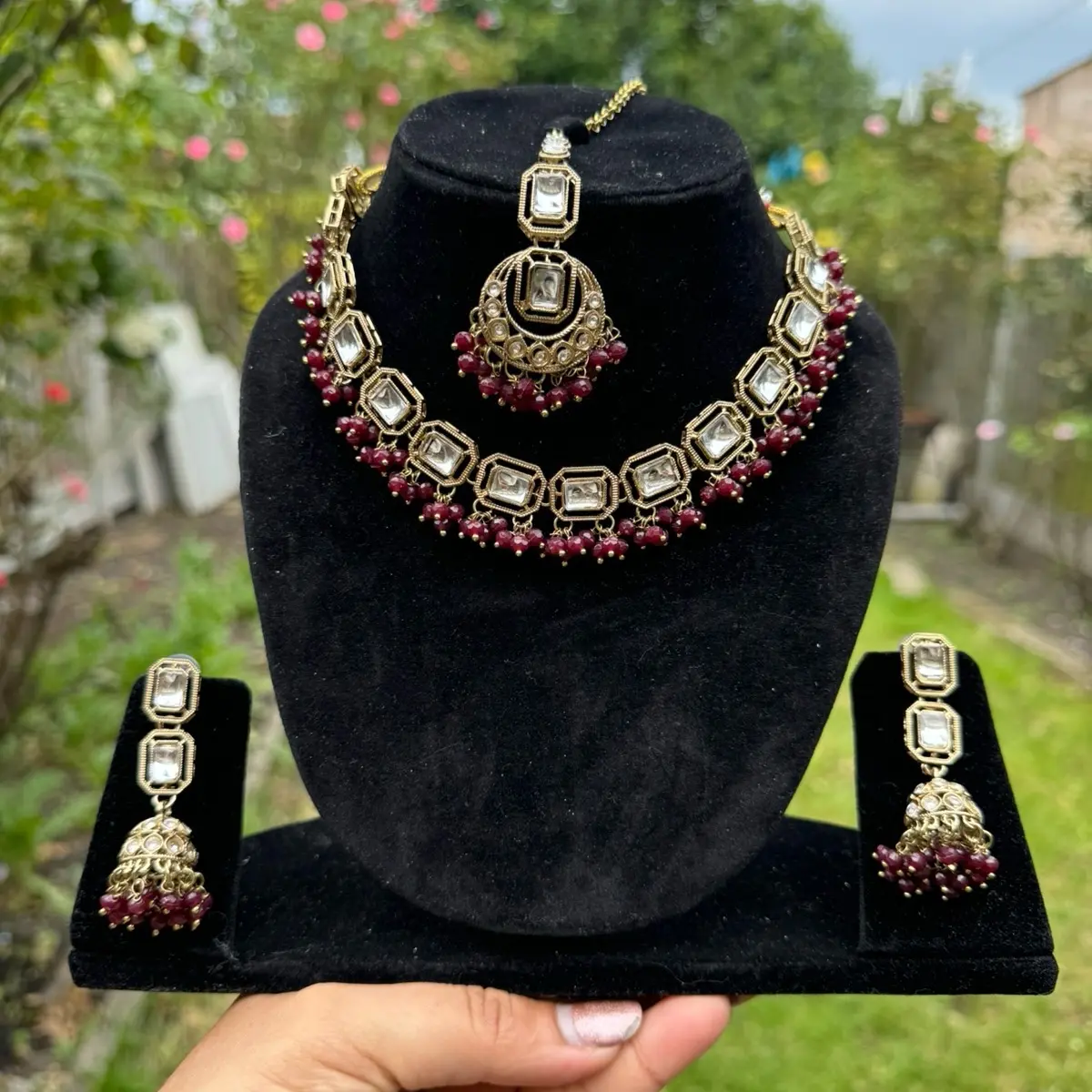 Light weight choker set in two shapes