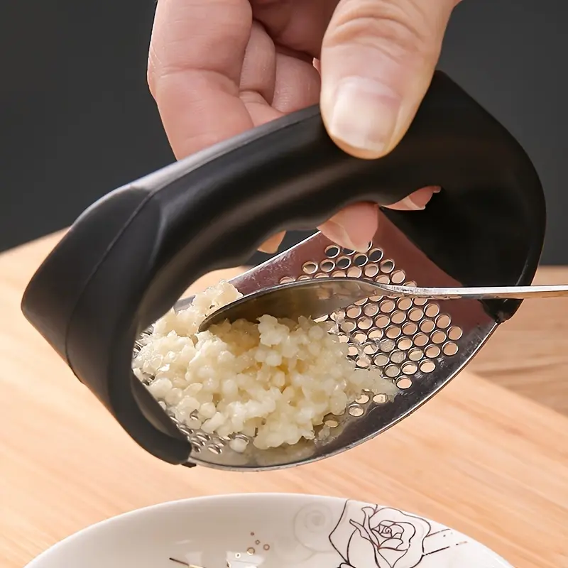 1pc, Manual Garlic Press, Stainless Steel Material, Plastic Handle Metal Garlic Grinder, Washable Garlic Grinder, Kitchen Garlic Chopper, Easy-to-use Garlic Grinder, Kitchen Small Tools, Apartment Essentials, University Dormitory Essentials