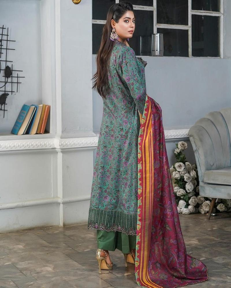 Product Introduction of Munira lawn suits Dress 2