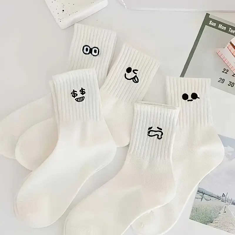 5 Pairs Unisex Cartoon Print Crew Socks, Casual Cute Comfy Breathable Socks for All Seasons, Women Socks for Daily Wear, Comfort Womenswear 2
