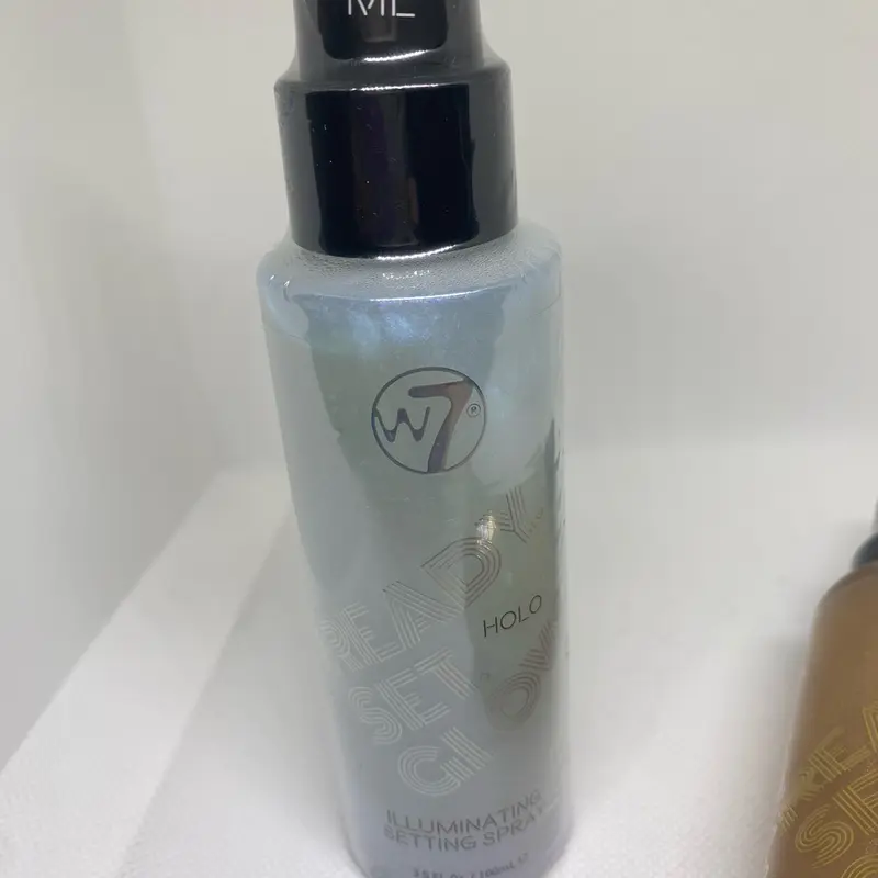 W7 illuminating setting spray Gold and Holo Makeup Cosmetic Shimmer Radiant Lightweight Flawless 1
