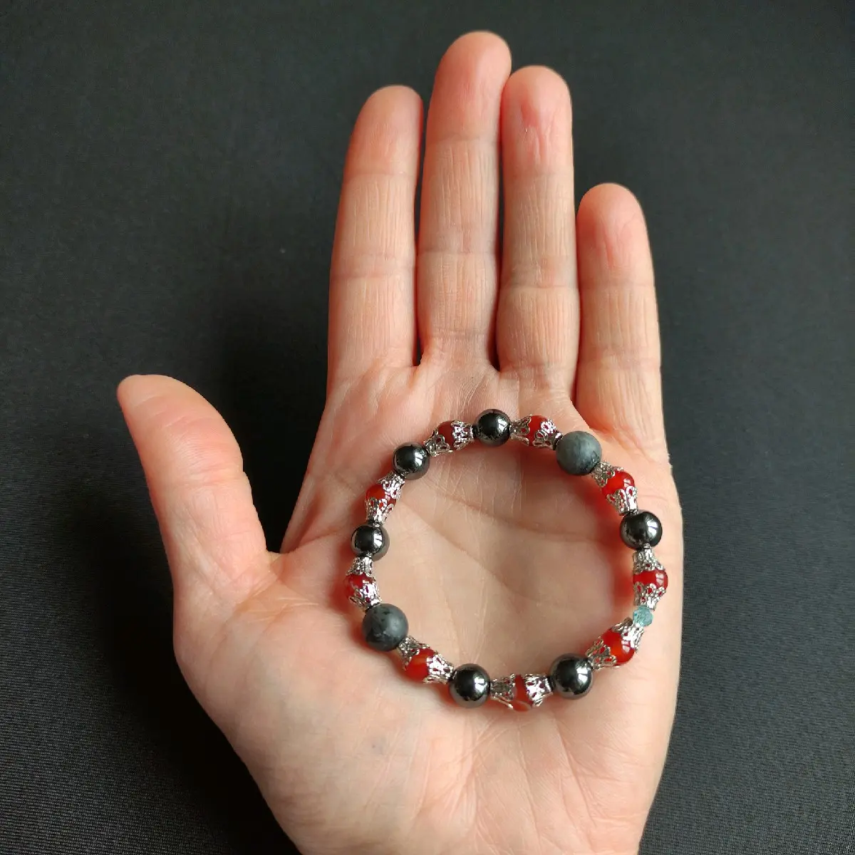 MintWish.You - Red Carnelian, Grey Labradorite, Blue Glass Bead - Natural Gemstone Bead Bracelet - Stretch Boho Chakra Colour Meditation - 15cm circumference
