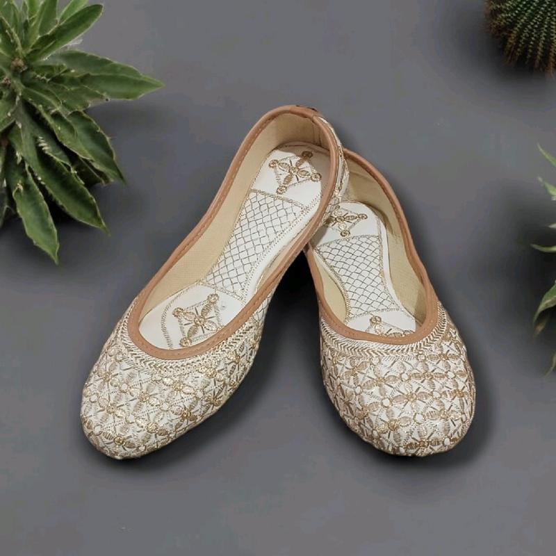 White Punjabi Jutti for Women - Traditional Design 4