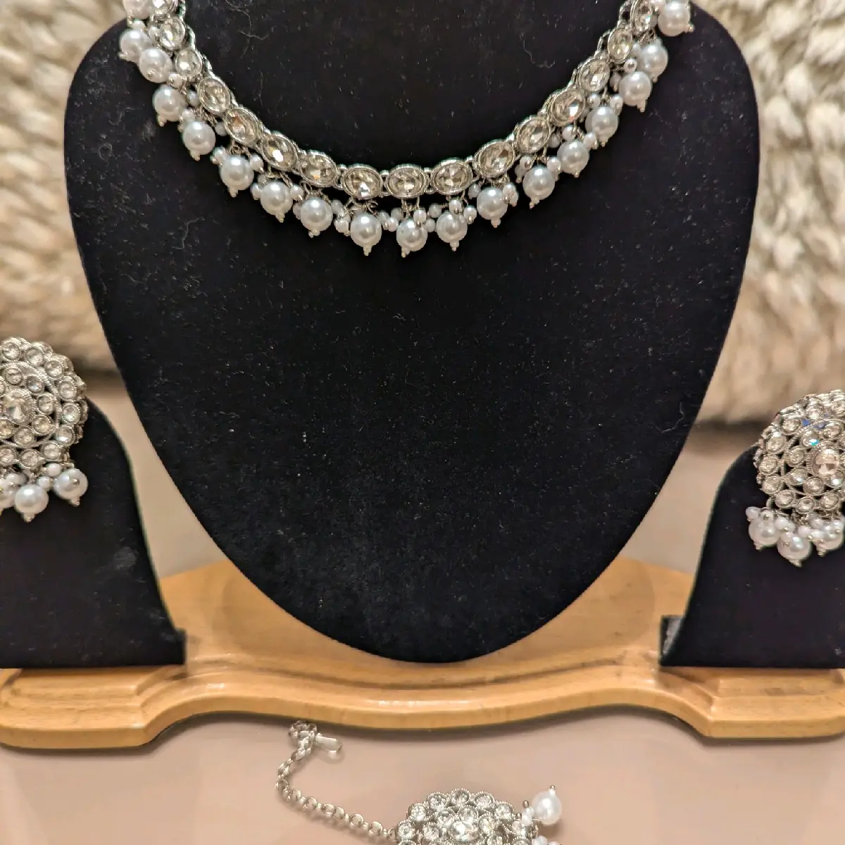 Beautiful Neckline and Studs Earrings Jewellery Tikka Set for Women