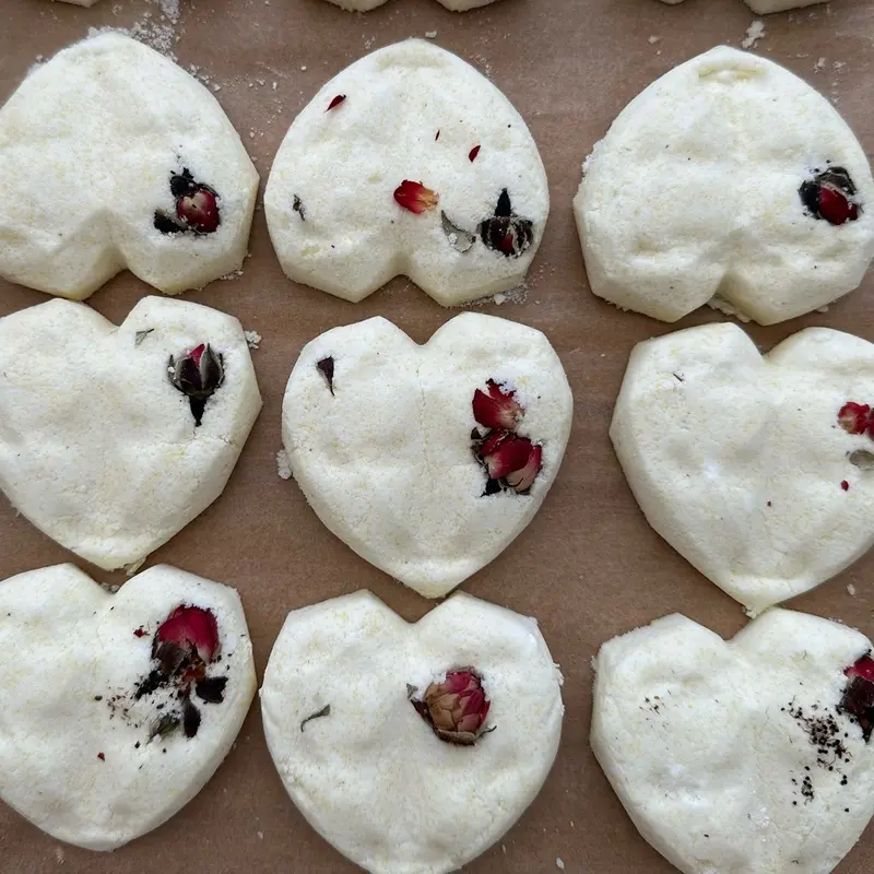 Winter rose and pink pepper moisturising heart bath plaque with rose detail and real rose petals Moisturizing Scent Comfort Body Care 4