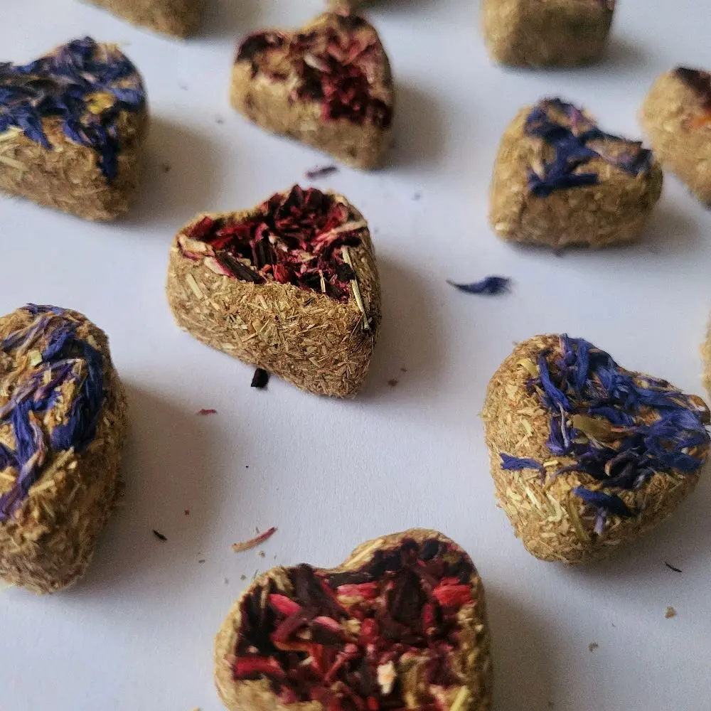 Hoppy Hearts | Banana | Timothy Hay | Oat | Dried Flowers treat for Rabbits | Guinea Pigs