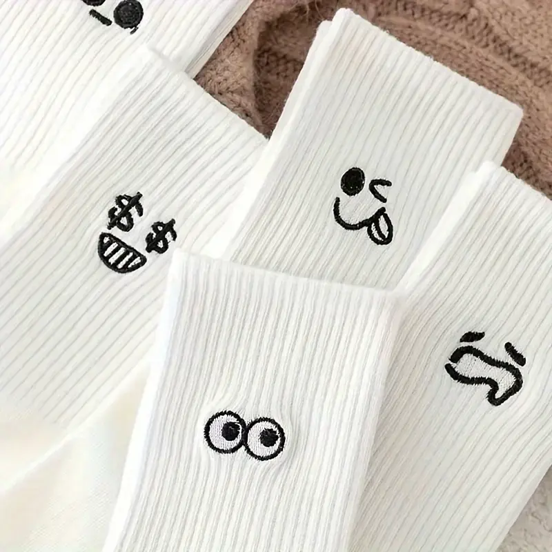 5 Pairs Unisex Cartoon Print Crew Socks, Casual Cute Comfy Breathable Socks for All Seasons, Women Socks for Daily Wear, Comfort Womenswear 3