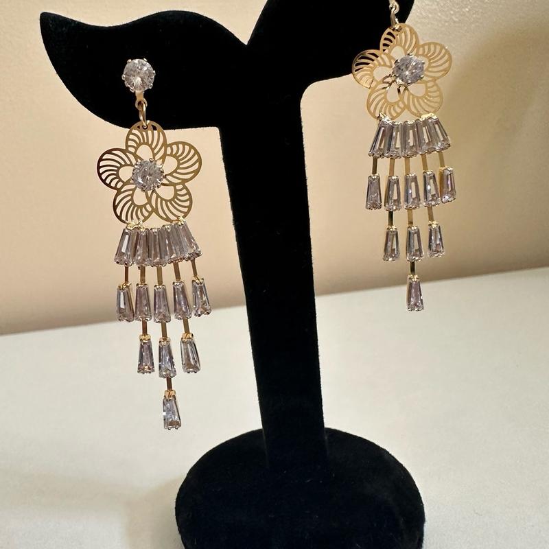 Stylish and light weight earrings, perfect for all occasions 2