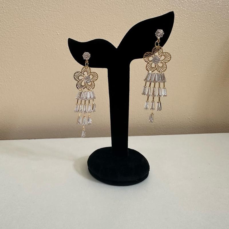 Stylish and light weight earrings, perfect for all occasions 6