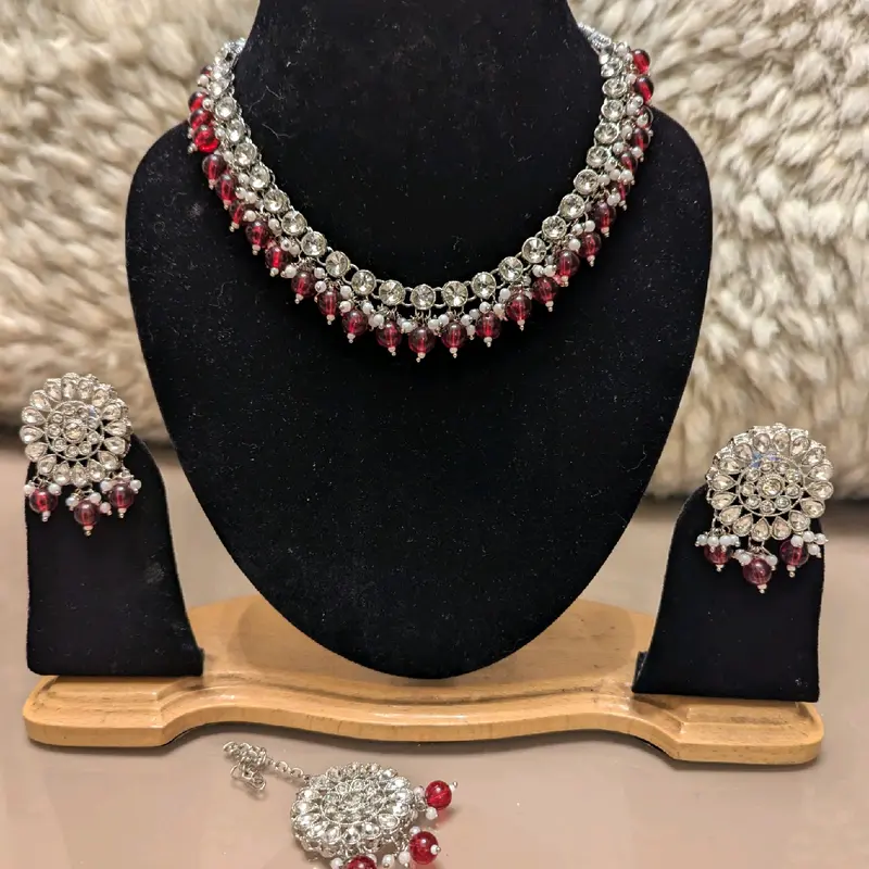 Beautiful Neckline and Studs Earrings Jewellery Tikka Set for Women 3